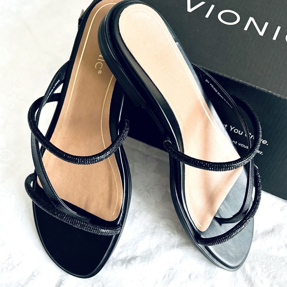 New in-box Vionic crystal beaded sandals